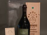 une bouteille de vin posée à côté d'une caisse en bois