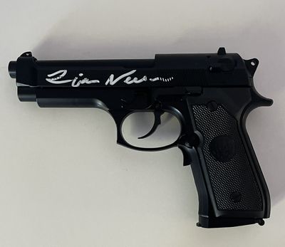 un pistolet noir avec une inscription blanche sur le côté