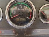 un gros plan sur le compteur de vitesse d'une moto