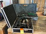 une boîte à outils contenant des outils, posée sur un établi