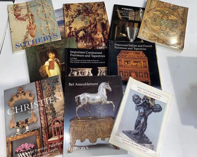 plusieurs livres posés sur une table blanche, sur laquelle se trouve un cheval blanc