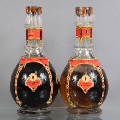 deux bouteilles d'alcool posées sur une table l'une à côté de l'autre