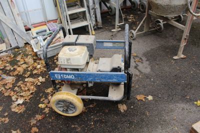 un petit chariot bleu surmonté d'une boîte blanche