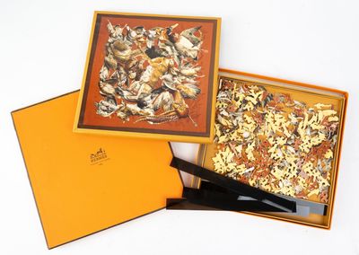 une boîte contenant un morceau de pizza et un couteau