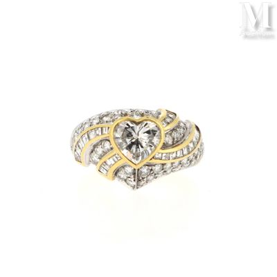 une image d'une bague en diamant et en or sur fond blanc