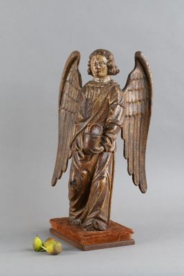 une image représentant une statue d'un ange tenant une boule