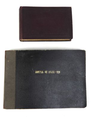 deux livres posés l'un sur l'autre sur une surface blanche