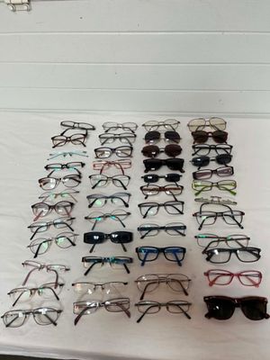 beaucoup de verres posés sur une table