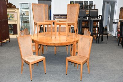 plusieurs chaises disposées autour d'une table dans une pièce