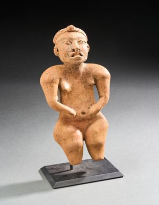 une image représentant une statue d'un homme assis sur un socle