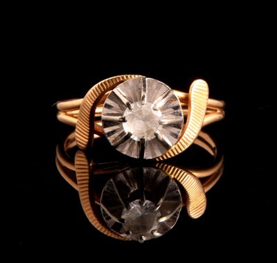 une image représentant une bague en or sertie d'un cristal transparent