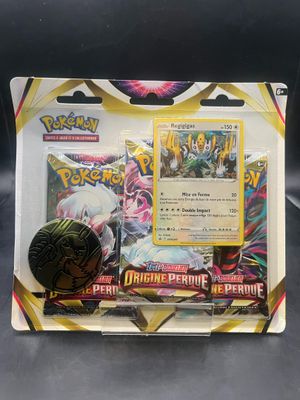 gros plan d'une boîte de cartes pokemon sur une table