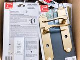 une boîte en carton contenant un certain nombre d'objets