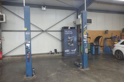 une photo d'un garage avec une voiture à l'intérieur