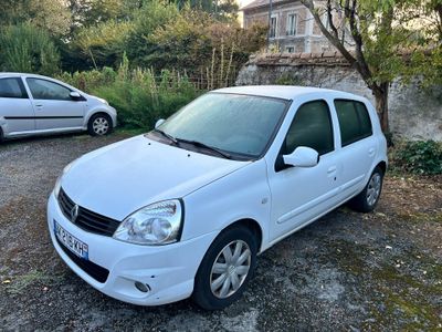 une petite voiture blanche garée à côté d'une petite voiture blanche
