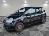 la photo d'une petite voiture noire garée dans un garage