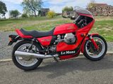 une moto rouge garée sur le bord de la route