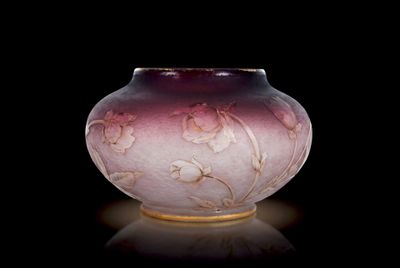 un vase violet à bordure dorée sur fond noir