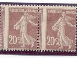 deux timbres posés l'un sur l'autre