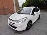 la petite voiture blanche est garée dans le parking