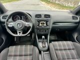 l'intérieur d'une petite voiture avec un volant et un tableau de bord