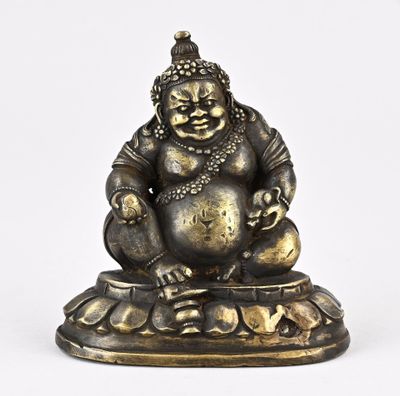 une image représentant une statue d'un Bouddha souriant assis sur une fleur de lotus