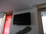 une télévision à écran plat fixée au mur au-dessus d'une fenêtre