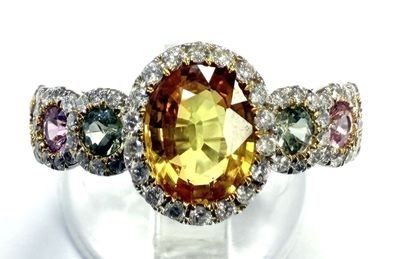 une photo d'une bague raffinée sertie d'une topaze jaune entourée de diamants multicolores
