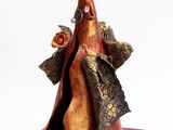 figurine représentant une femme avec une fleur dans les cheveux