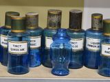 de nombreuses bouteilles contenant un liquide bleu posées sur une étagère