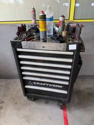 un chariot à outils sur lequel sont posés de nombreux outils