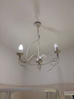 Lustre à trois bras de lumière en tiges métalliques peintes …