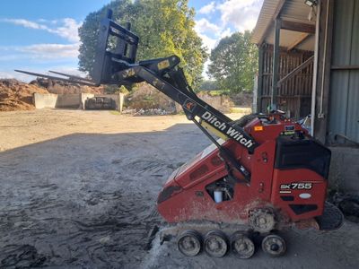 une petite machine rouge qui est posée dans la terre