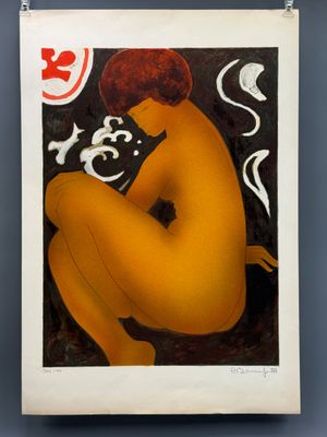 un tableau représentant une femme assise par terre, tenant un appareil photo