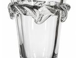 un vase en verre entouré d'une corde, sur fond blanc