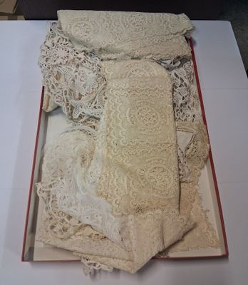 une boîte sur laquelle sont représentés de nombreux lacets