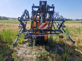 le tracteur est garé au milieu d'un champ d'herbe