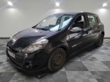 la photo d'une petite voiture noire garée dans un garage