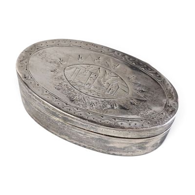 une boîte en argent sur laquelle est représenté un poisson