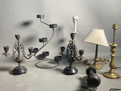 tout un tas de lampes de différents types sur la table