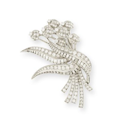 une broche en diamants et plaquée platine, signée Van Cleef