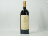 une bouteille de vin posée sur une table