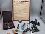 de nombreux objets différents posés sur une table