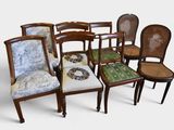 Plusieurs chaises sont alignées en rangée sur une surface blanche.