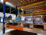 de nombreux cartons sur les étagères de l'entrepôt