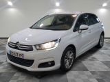 la citrole blanche est garee sur un carrelage en damier