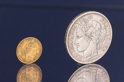 deux pièces posées l'une à côté de l'autre sur une table