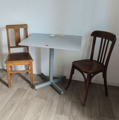 Table et deux chaises - 76/60 H.