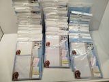 beaucoup de cartes et d'enveloppes sur la table