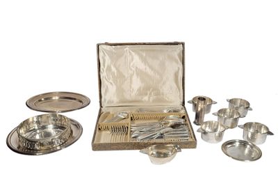 un service en argent et un ensemble de couverts en argent dans un coffret